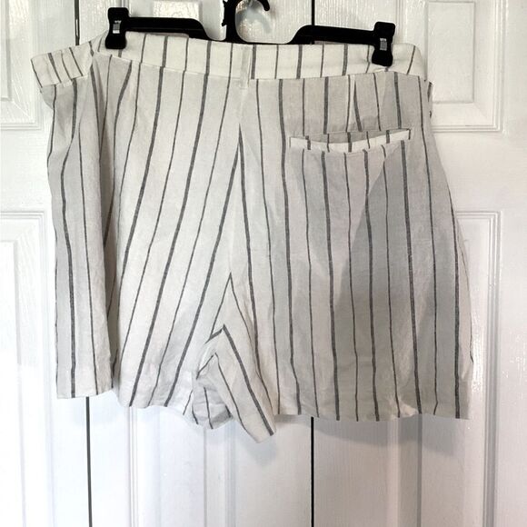 Old Navy - Women’s Taylor Extra High Rise Cream & Navy Shorts - 2X - Picture 4 of 5